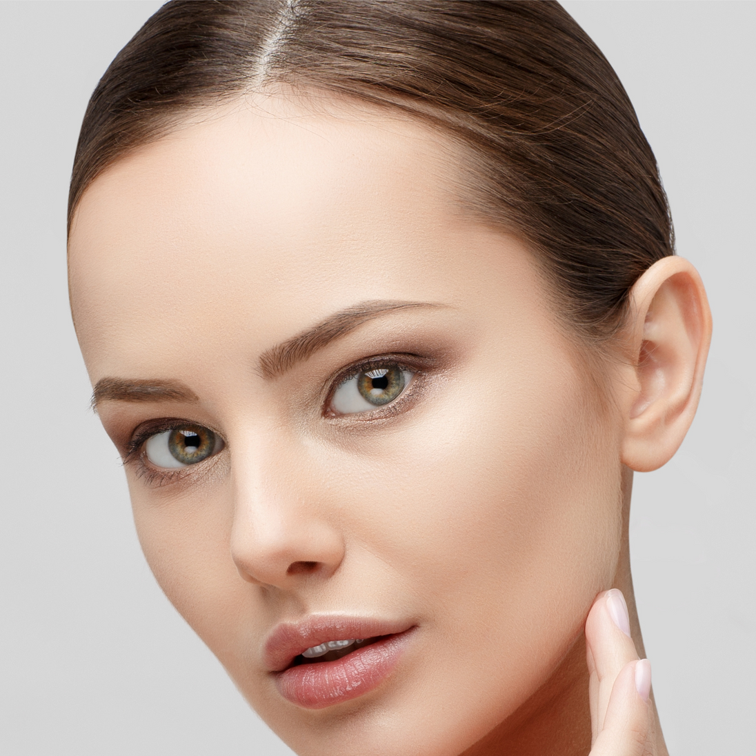 Woman with Neutral Light/Medium skin wearing Lindsey Foundation with nourishing botanicals