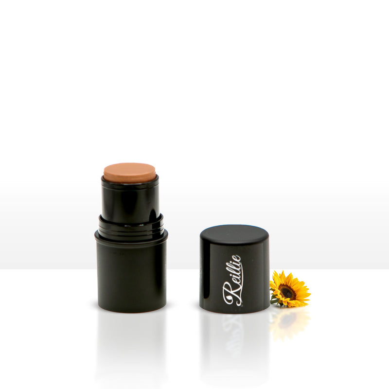 Natural bronzer with sun-kissed glow on skin
