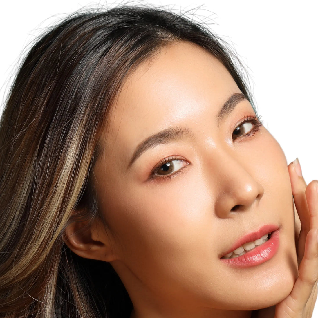 Woman with Warm/Medium skin wearing Priscila Foundation with nourishing botanicals